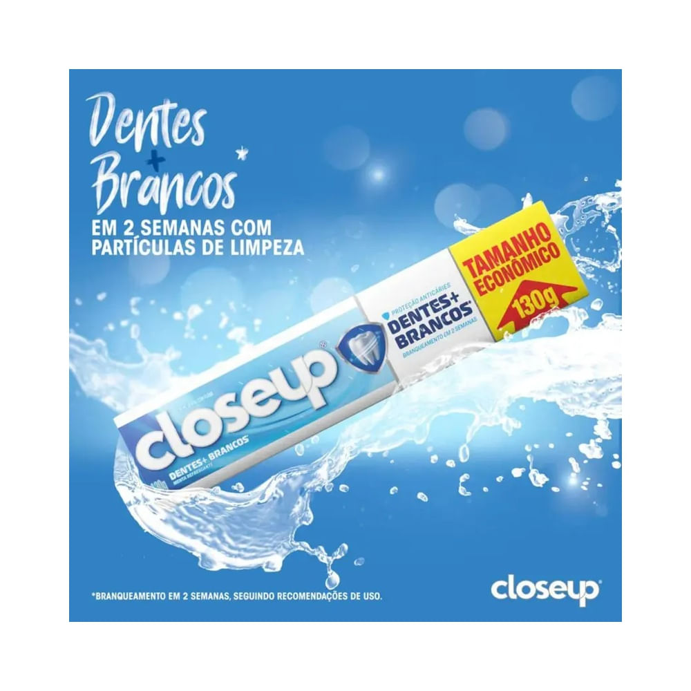 Embalagem do Creme Dental Close Up Dentes + Brancos em fundo azul com efeito de água